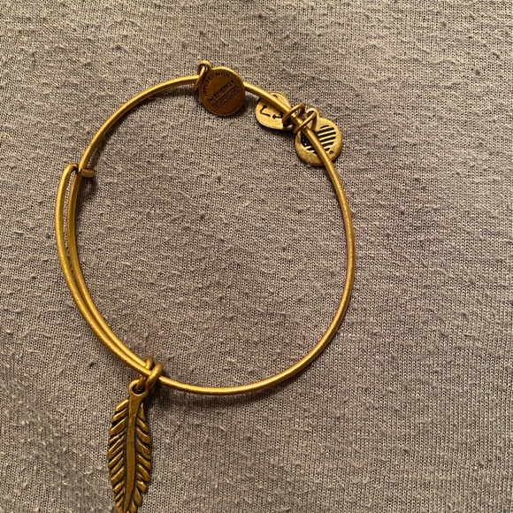 Alex and Annie feather bracelet - Picture 1 of 3